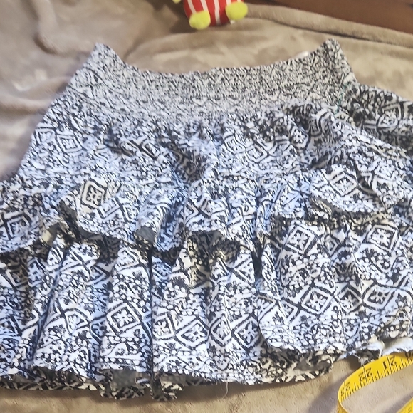 Black and White Patterned Women's Skirt With Comfort And Style All In One! - Picture 7 of 8